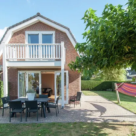 펜션 Cozy With A Spacious Garden, 1.2km From The Sea