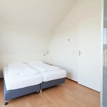Cozy With A Spacious Garden, 1.2km From The Sea 노르트베이크