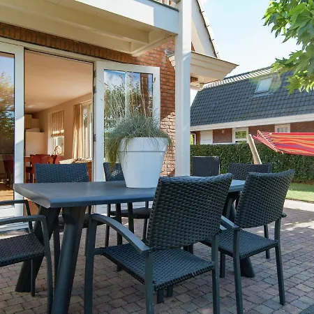 Cozy With A Spacious Garden, 1.2km From The Sea 펜션