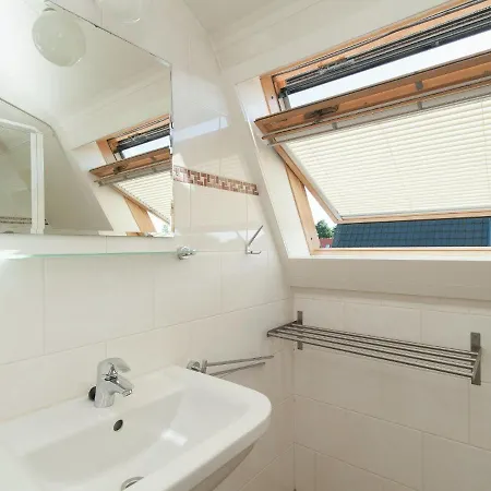 Cozy With A Spacious Garden, 1.2km From The Sea 펜션
