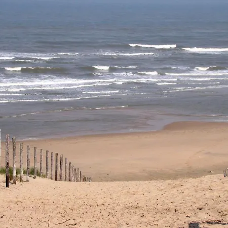 펜션 Cozy With A Spacious Garden, 1.2km From The Sea *