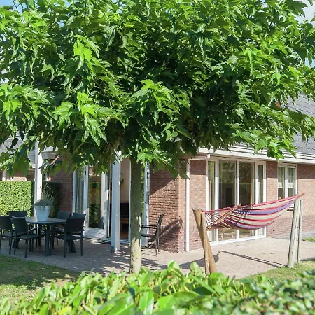 펜션 Cozy With A Spacious Garden, 1.2km From The Sea