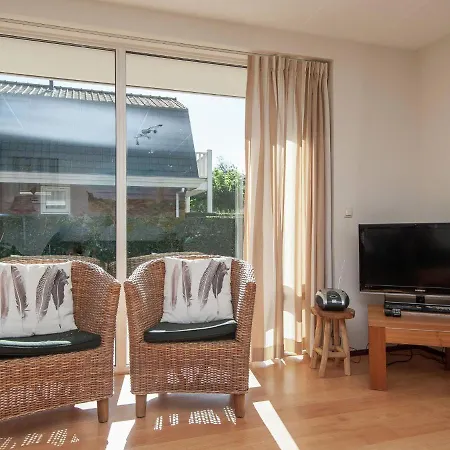 Cozy With A Spacious Garden, 1.2km From The Sea 펜션