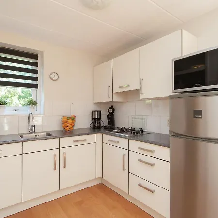 펜션 Cozy With A Spacious Garden, 1.2km From The Sea *