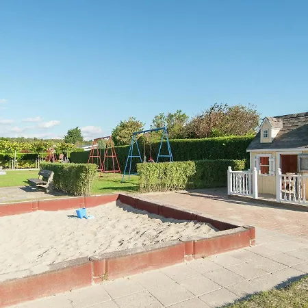 Cozy With A Spacious Garden, 1.2km From The Sea