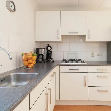 펜션 Cozy With A Spacious Garden, 1.2km From The Sea 노르트베이크