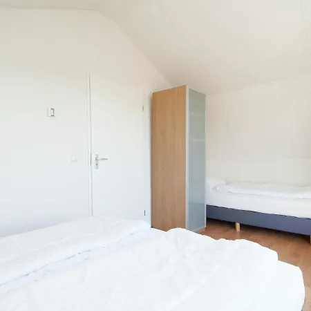 Cozy With A Spacious Garden, 1.2km From The Sea * 노르트베이크