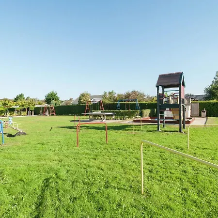펜션 Cozy With A Spacious Garden, 1.2km From The Sea